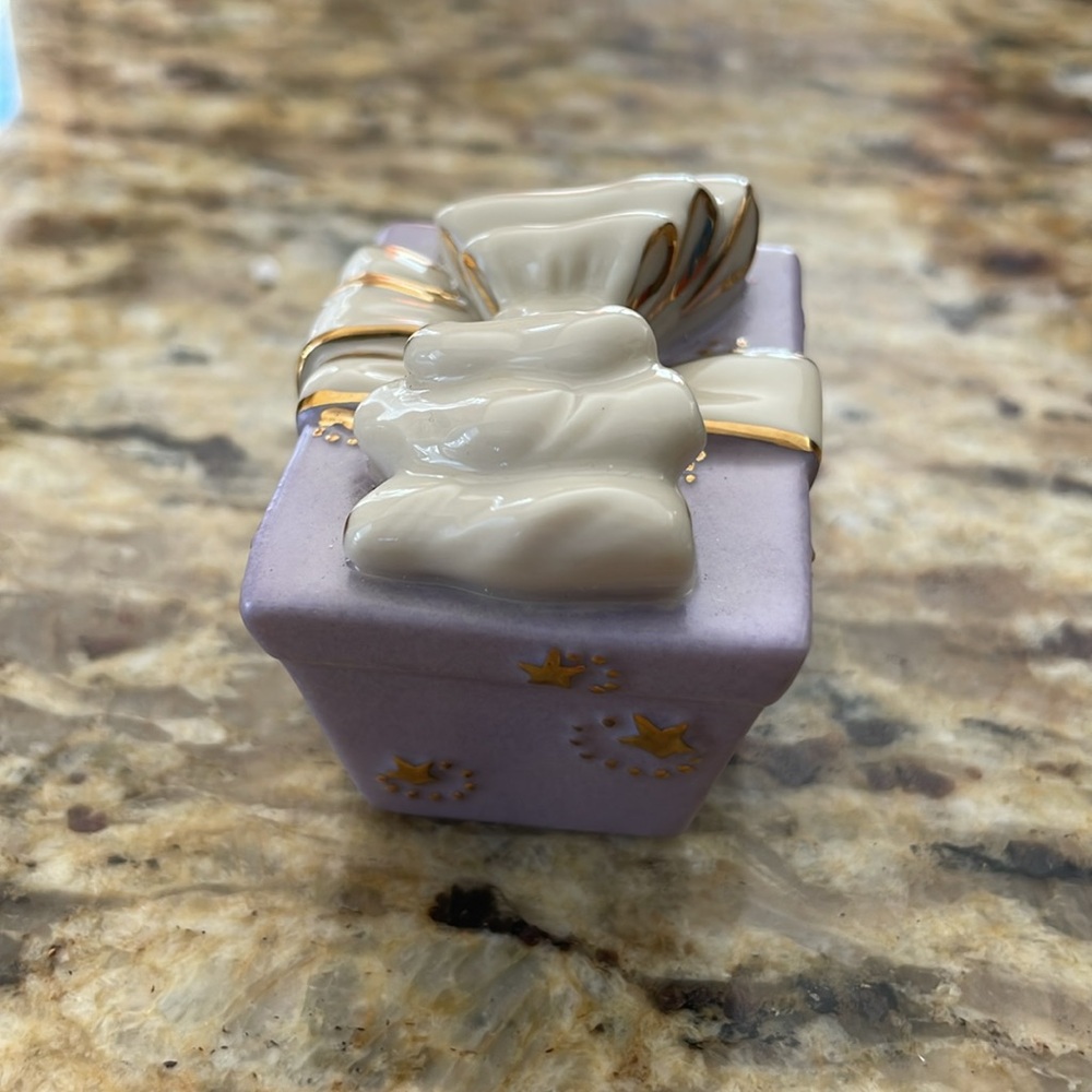 🌎 Lenox Holiday Traditions Lavender Present - Picture 3 of 14